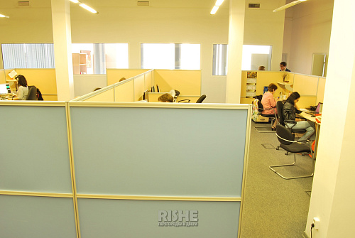 Перегородки Мобильные Ultra Light | Москва Перегородки из профиля толщиной 32мм для организации рабочих мест сотрудников в офисе. Заполнение панелями в 1 слой. Могут комплектоваться столешницами полками, крепящихся к профилю с помощью закладных элементов